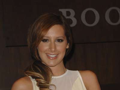 Ashley Tisdale Signing In Barnes And Nobles