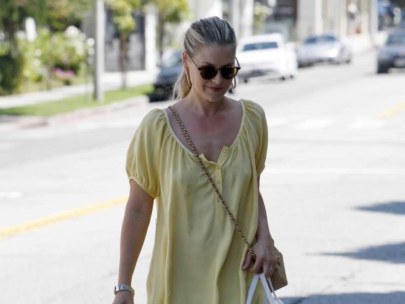 Ali Larter Shopping At Bel Bambino Wallpaper