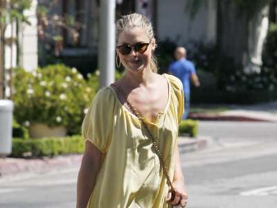 Ali Larter Shopping At Bel Bambino