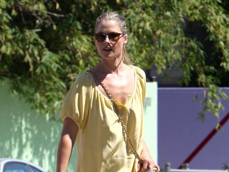 Ali Larter Shopping At Bel Bambino Wallpaper