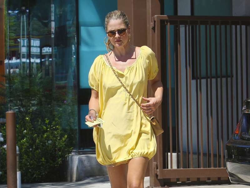 Ali Larter Shopping At Bel Bambino Wallpaper