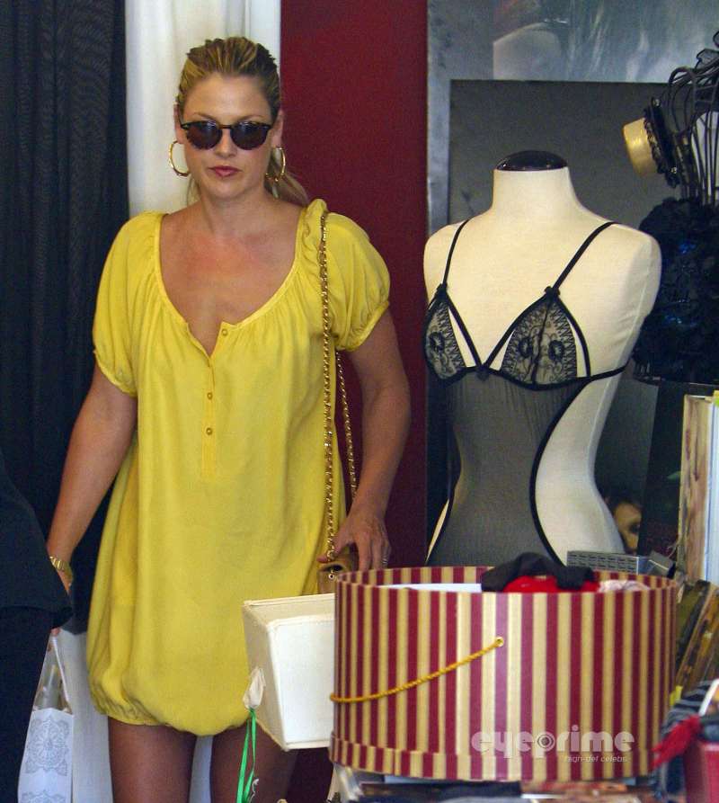 Ali Larter Shopping At Bel Bambino Wallpaper