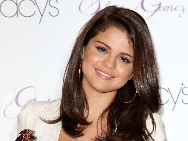 Selena Gomez At Macys In NYC Wallpaper